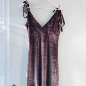  - Sammetsklänning från NA-KD, aldrig använd. Säljs pga för liten. Banden går att knyta upp helt och justera. 