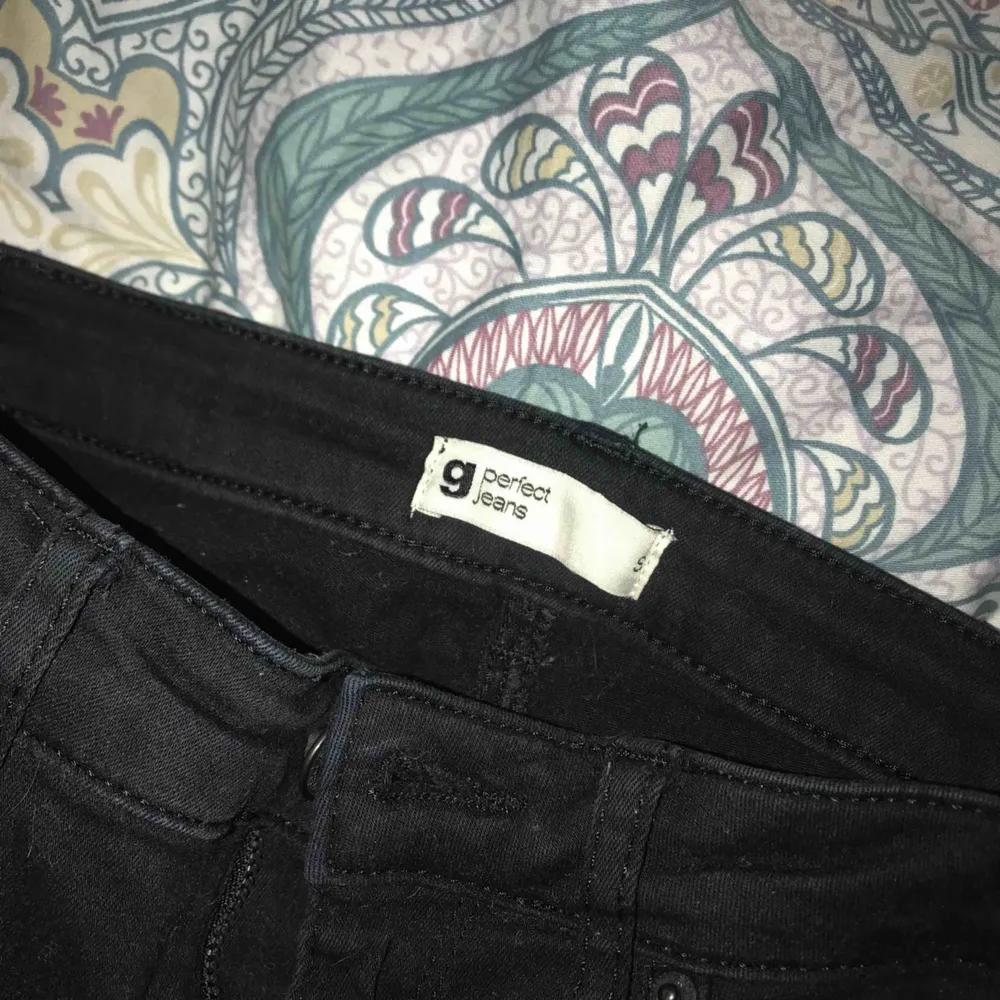 Bootcut jeans från Ginatricot, fint skick men har vissa skavanker någon tråd på ena fickan och ett hål vid en av skärpöglorna där av priset. Kan skicka bilder vid intresse . Jeans & Byxor.