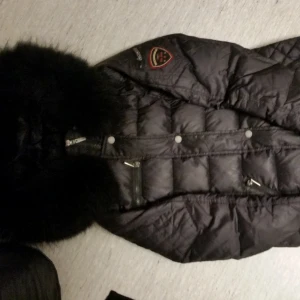  - Använd några få gånger fortfarande i bra skick.  Kan byta till en annan jacka!