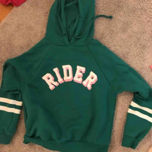  - Grön hoodie med rosa text, jätte skön. Kan mötas vid röda tunnelbana linjen
