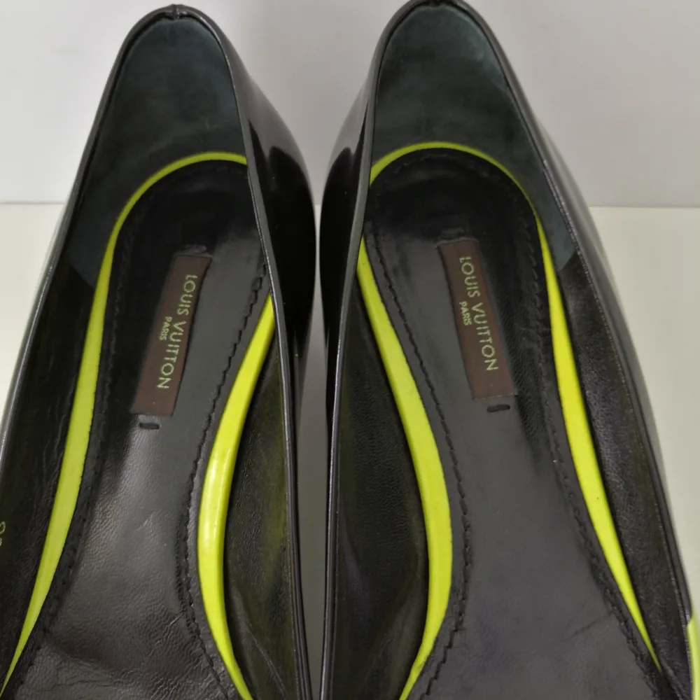 Louis Vuitton Women shoes, excellent condition, authentic, a little spot of the letter i, size 37/ high heels 3cm, write me for more info & pics. Skor.