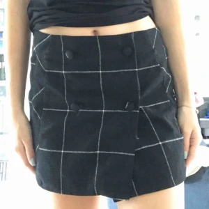  - Svinsnygg kjol från pull and bear . Använd två ggr. köparen står för frakt, fraktpris är olika beronde på om du vill ha spårbar eller ej, skriv för info🌸🌸🌸