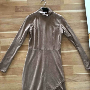  - En suede-klänning från Nelly! Använd 2-3ggr sitter fint på
