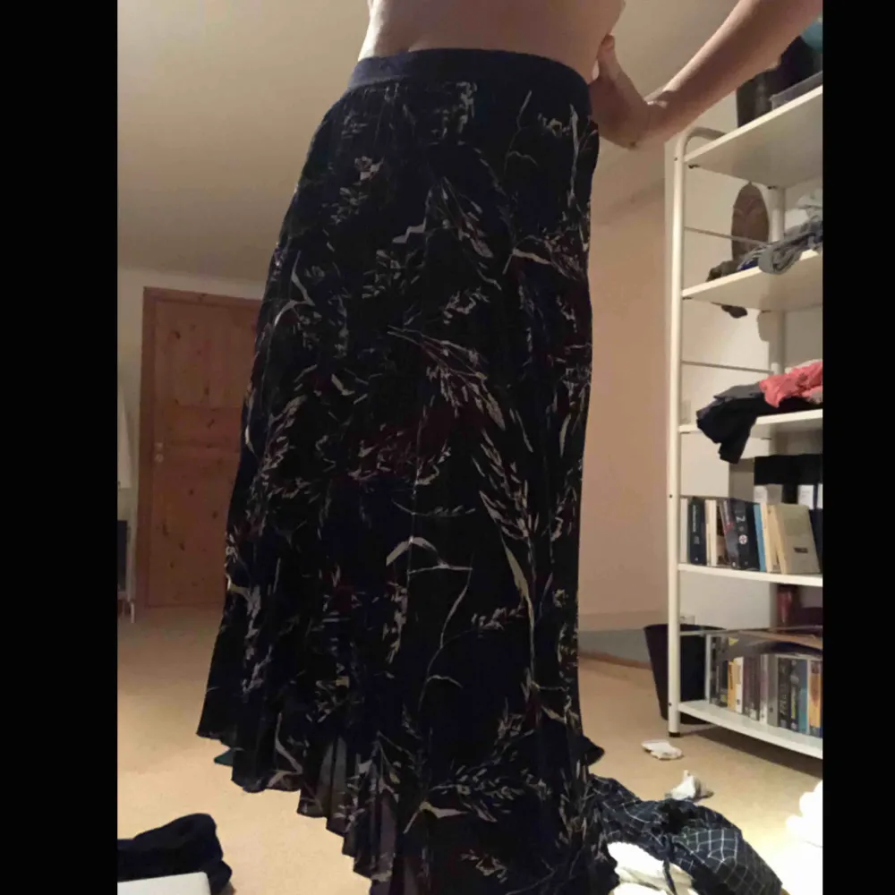 Svart plisserad kjol från hm. Stor storlek men den är i resår så den passar även mig som normalt är 36. Säljer pga för kort (175 cm). Assnygg nu till hösten med en tjocktröja!. Kjolar.