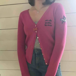  - Rosa kofta i Ull från Odd Molly. Fått mycket kärlek, men kan få så mycket mer. Många söta detaljer, som rosetten vid knapparna och dragkedjor vid handledens undersida. Frakt tillkommer.