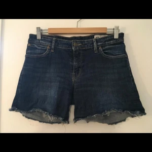  - Jeansshorts som man viker upp benen på