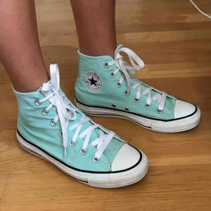  - Nästan helt oanvända converse, bra skick. Frakt tillkommer 