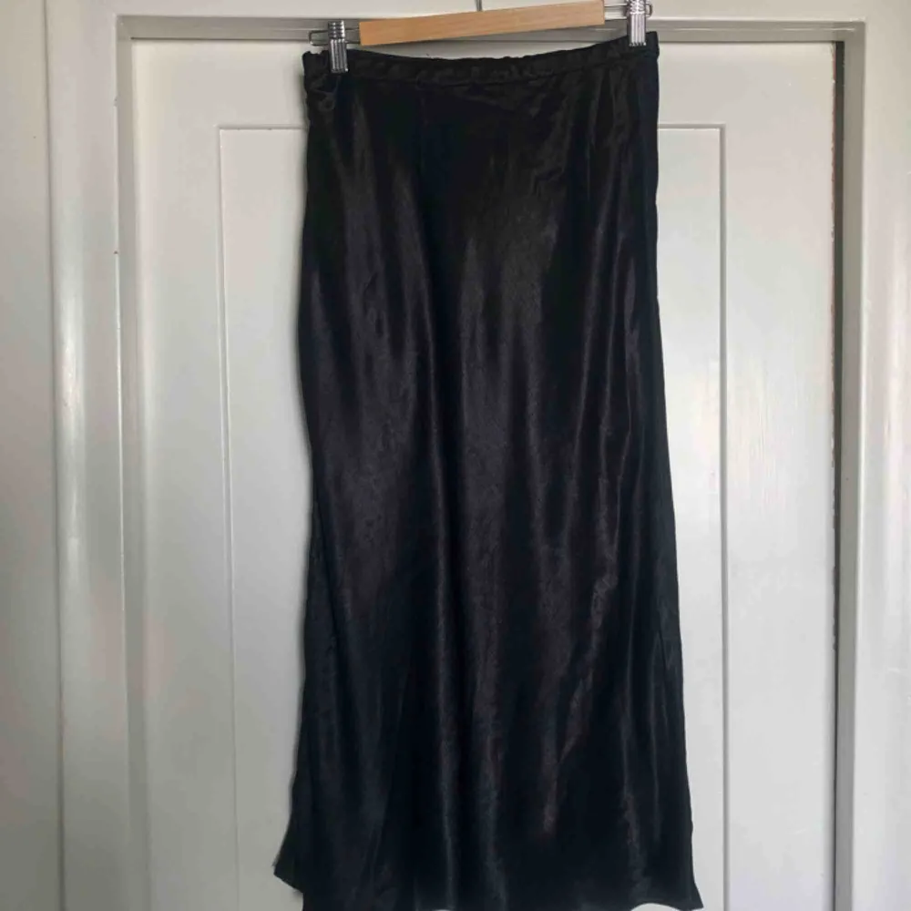 Svart midikjol från Zara, strl S, cirka 1.30 m lång. Sidenliknande glansigt tyg. Endast provad. Kan mötas upp eller frakt för 30kr.😊. Kjolar.