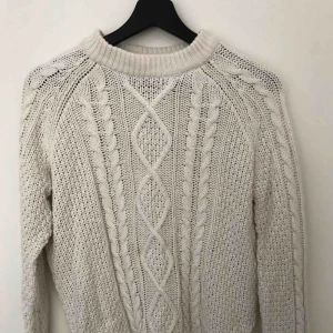  - Grovstickad vit, mysig tröja från Monki. Använd endast ett fåtal gånger. Den är i mycket fint skick. Material: bomull