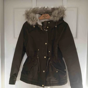  - Har bara provat den! Det är storlek 40 men jag tycker själv att den känns mer som 38