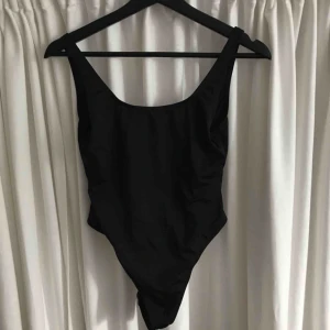 - Svart baddräkt från asos med låg rygg och ganska högt skuren i höften (använd endast ett fåtal gånger)  Storlek 38 men skulle rekommendera för någon 34-36 då den är liten i storleken och inte jättestretchig 