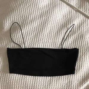  - Svart top från Nelly!! Frakt ingår!! Oanvänd!!