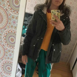  - En grön jacka men luva från märket Divided från HM! Köparen står för frakten och hör gärna av er vid frågor❤️