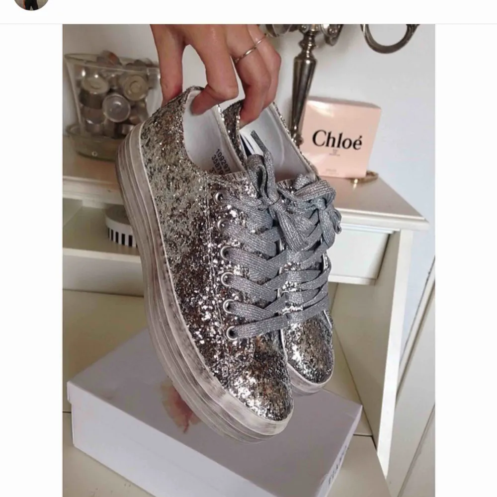 Silver sneakers med platå från Tiamo . Skor.