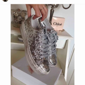  - Silver sneakers med platå från Tiamo 