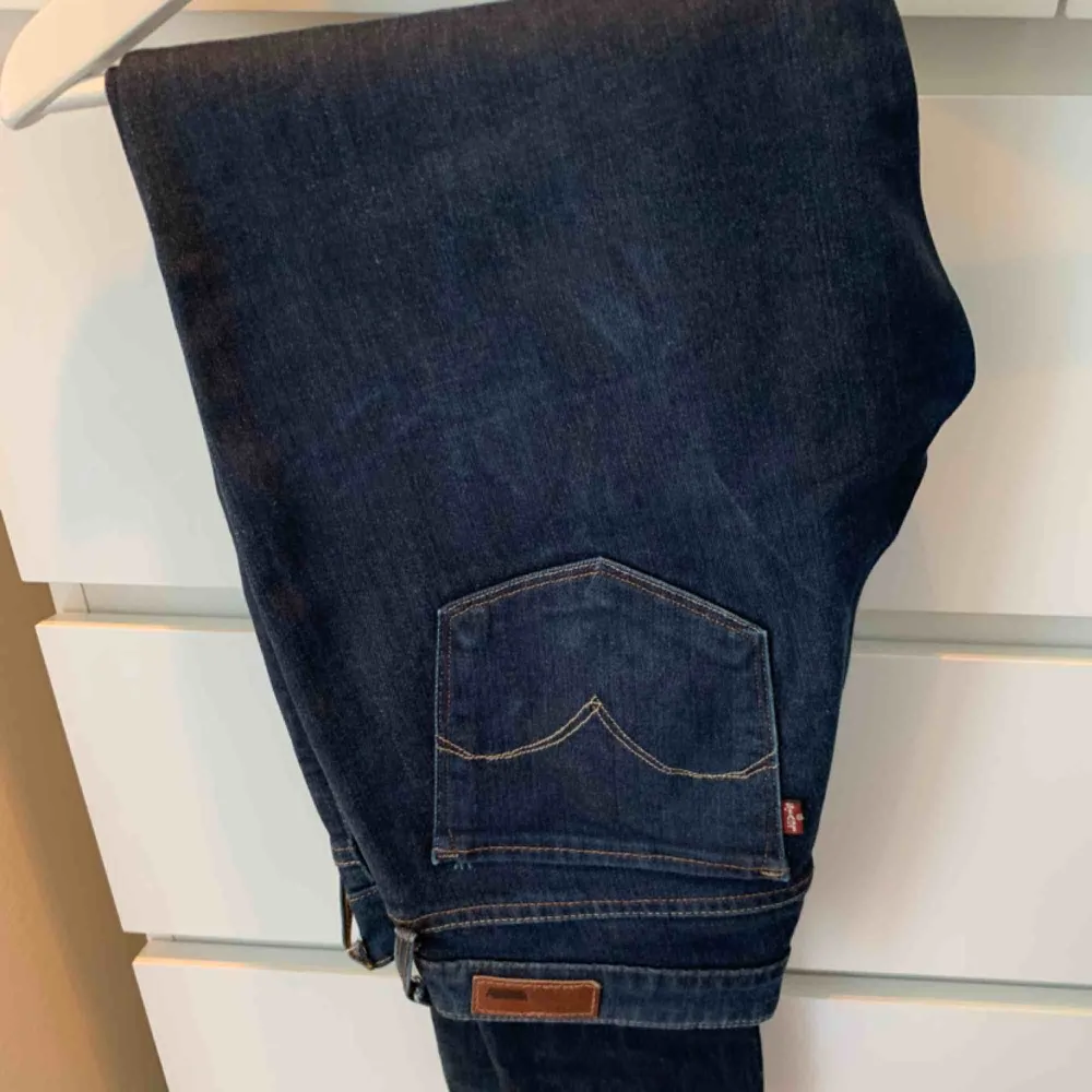 Levis jeans demi curve i storlek 27 i mycket fint skick! Jättefin mörkblå jeansfärg, älskar dessa men dem är tyvärr för små. . Jeans & Byxor.