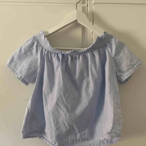  - Off shoulder topp från Gina tricot. Bra skick. Köparen står för frakten🌻