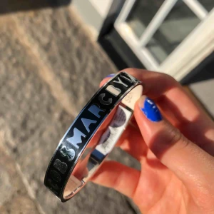  - Ett jättefint stilrent armband från Marc by marc jacobs. Aldrig använt, nypris 699kr🖤