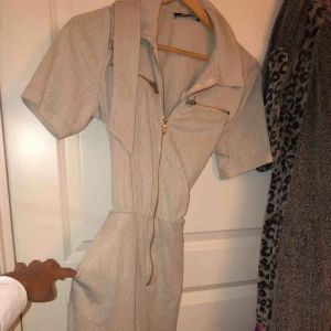  - Jumpsuit från gina tricot knappast använd