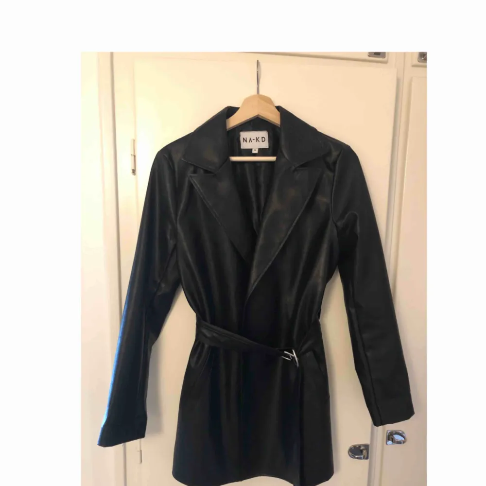 never worn it, it’s too small for me. size 36 NA-KD Belted Pu-leather jacket (black)  Go on their website if you need to see it on the model. It looks and feels like real leather but it’s faux leather.  799kr new, selling for 500kr 🙂. Jackor.