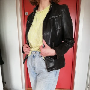 - Fin thriftad skinnjacka av okänt märke. Storlek small. Väldigt cool men kommer tyvärr inte till användning  Kan mötas upp i Göteborg annars står köparen för frakten ✨ 