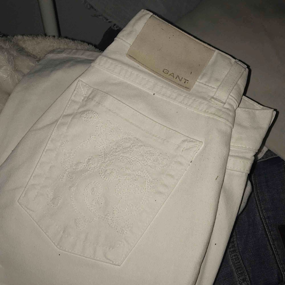 Snygga gant jeans helt nya! Storlek w27/L32 Nypris: 1399 Modellen Carol - regular fit ”boot cut” Formar jätte fint!. Jeans & Byxor.