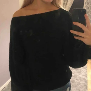  - En jättefin stickad tröja från Gina! Tyvärr är den lite för stor på mig som har XS normalt. 