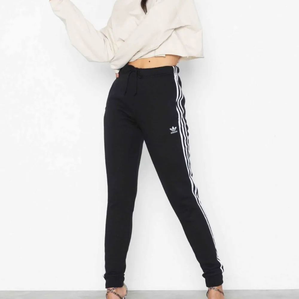 Super snygga högmidjade Adidas Originals byxor, med snöre så man kan justera runt midjan. ✨. Jeans & Byxor.