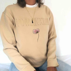  - Sweatshirt från Monki mycket skön inuti. Tryck gjort med textilpennor på framsidan☺️