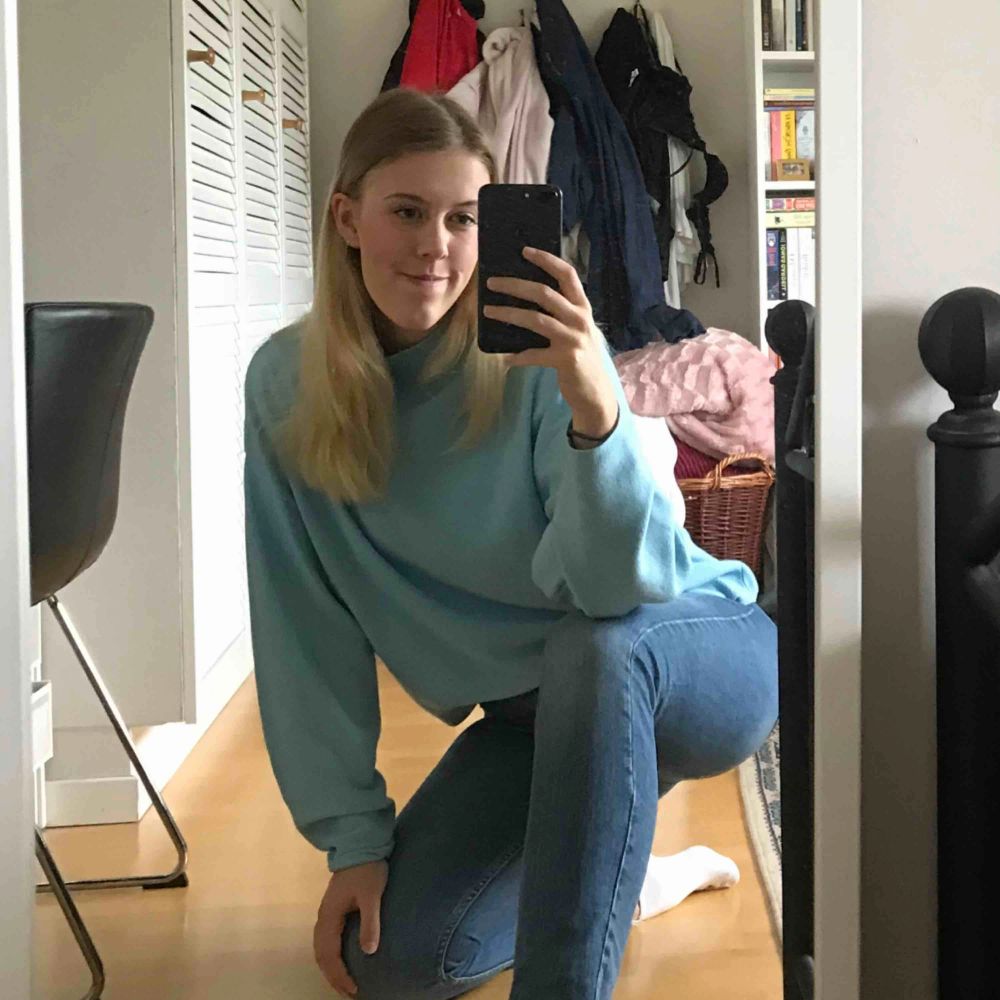Super snygg blå tröja från H&M, perfekt till hösten!. Tröjor & Koftor.