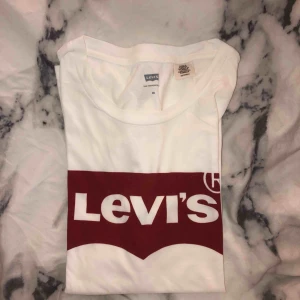  - Helt oanvänd levis t-shirt. Möts upp i Linköping annars står köparen för frakt. ❣️❣️