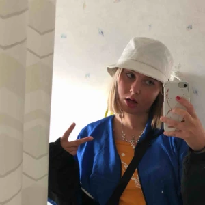  - Säljer min vita bucket hat med en smiley på 