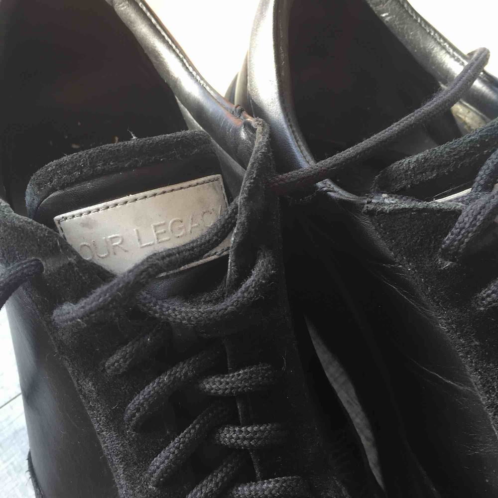 Monorunner från Our Legacy. Storlek 40, men mäter ca 26,5 cm så uppfattar dem som mer 40,5. Helsvarta i skinn med mockadetaljer, löstagbar sula! Använda typ två gånger utomhus så inget större slitage. . Skor.