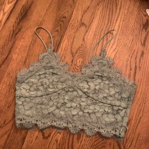  - Vacker spetstopp i mintgröna från H&M. Storlek 40. Köparen betalar frakten 