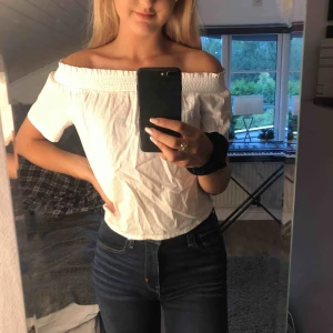  - En supersöt blus från Gina tricot. Bra skick. Köparen står för frakten💕💕