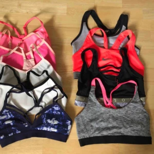  - Alla använda men fräscha. Passar XS-S. Pris per top. Köparen står för frakten!