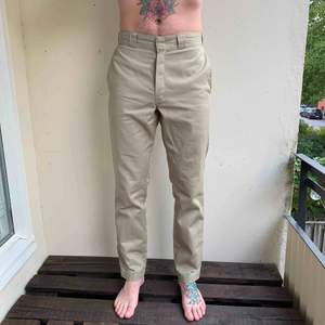 Säljer dessa Dickies x Carlings i beige, strl 32/32. Inga direkts slitningar men lite fläckar på benen, se bild. Därav priset! Köparen står för frakt. Swish finns!