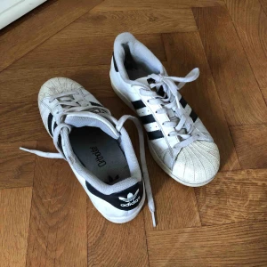  - Adidas superstar, använda några gånger men finns mycket kvar att hämta!   Pris exkl frakt, kan även mötas upp i Stockholm innerstad ✨