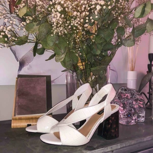  - Köp dessa helt oanvända klackarna köpa på ASOS i somras, från River Island! Köpte dessa till min student men de kom aldrig till användning eftersom att jag inte vågade ha på mig klackar i samband med alkohol :-))))) 