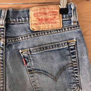 Avklippta jeans från Levis storlek W29. De har en liten skada på en av de bakre hällorna, inget som syns när man har på sig de dock.