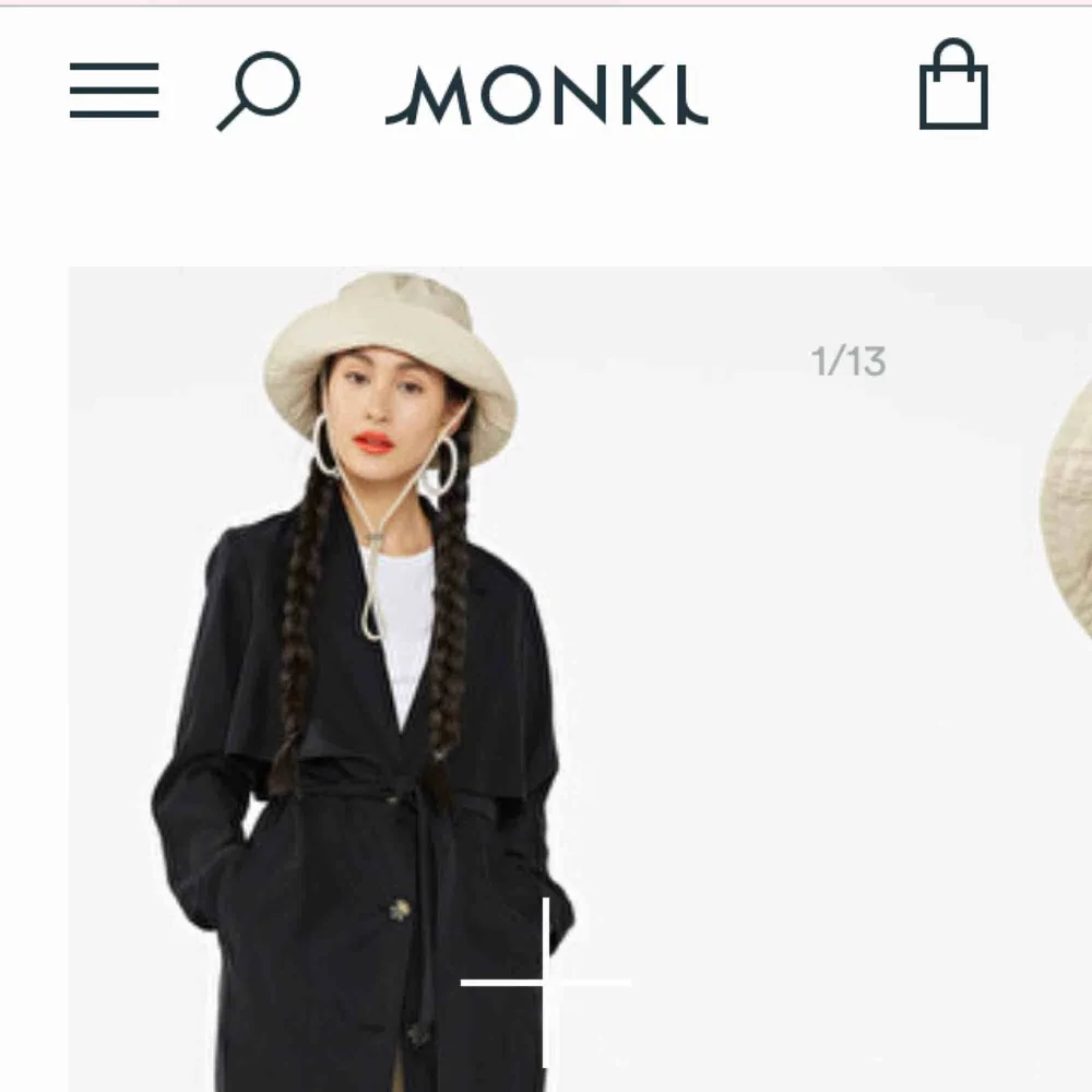 Mörkgrå kappa från Monki, i bra skick, bälte i midjan, fickor, finns fortfarande i butik för 600:-. Jackor.