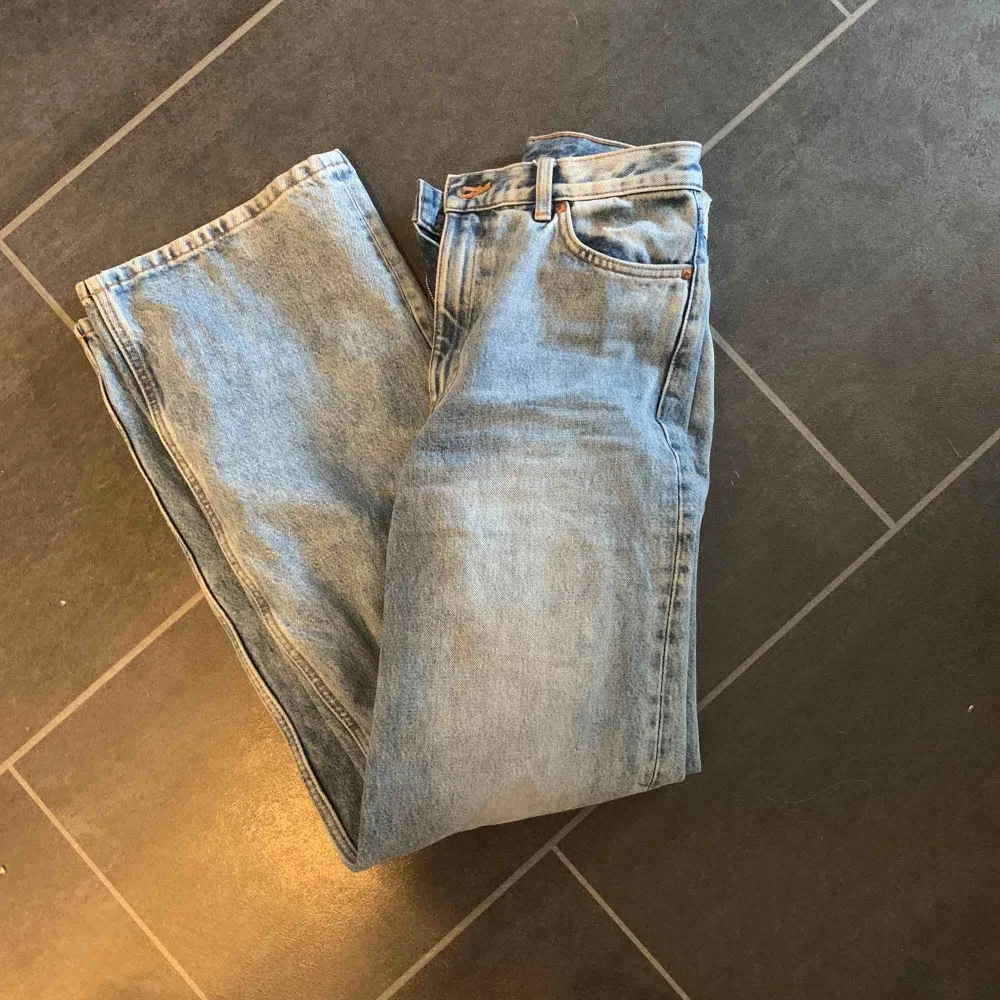 Säljer dessa jättefina vida jeans från monki då jag tog en storlek förstor. De är använda en gång därav priset. Frakten ligger på 72kr och den delar vi på💕. Jeans & Byxor.