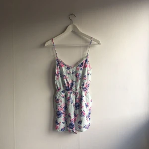  - Mönstrad byxdress från HM. Använd ett fåtal gånger