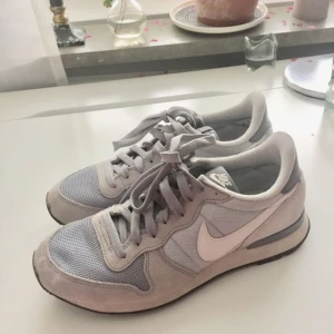  - Gråa nikes i riktigt fint skick! Passar bra till vintern också för det är en sula med bra grepp🙏🙏🙏 Storlek 39 men funkar för mig som brukar ha 38! Möts i Linköping eller så betalar köparen frakt