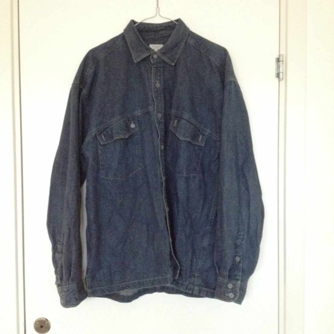 Jeansskjorta, behöver nog strykas. Skulle säga s för herr å m för dam