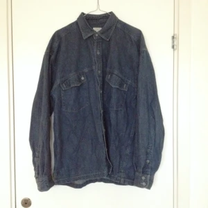 Jeansskjorta, behöver nog strykas. Skulle säga s för herr å m för dam - Jeansskjorta, behöver nog strykas. Skulle säga s för herr å m för dam