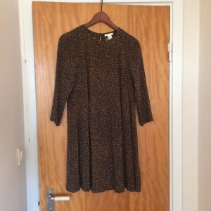  - Brun och mörkblå(svart?) tunika/klänning från H&M