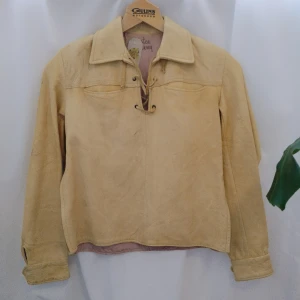  - Beige skinnjacka inköpt på Iris secondhand i Göteborg ✨ Prislapp sitter kvar!  Dragkedja på sidan och snörning på bröstet.  Står ej storlek men skulle uppskatta det till XS-S