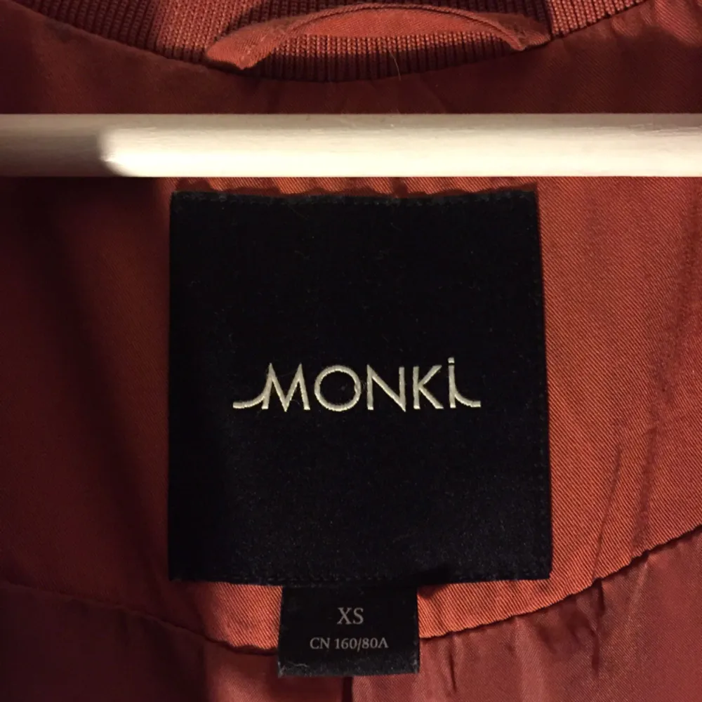  Superfin kappa från Monki, går ungefär till knäna (jag är 165cm ) använd ca 3 gånger! Tar swish :) . Jackor.