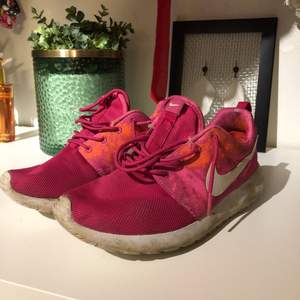 Nike roshe run i en härlig rosa färg! Använda men fortfarande i fint skick!